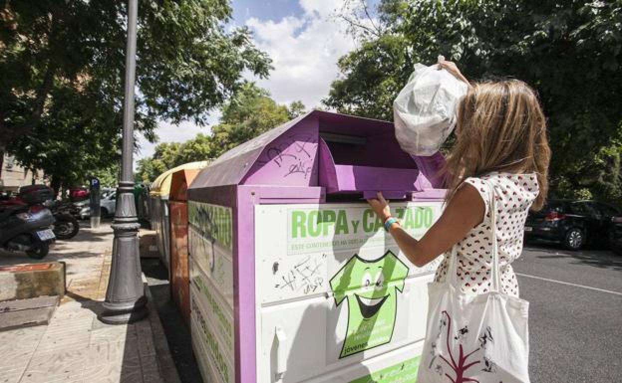 Contenedor de reciclaje de ropa en una ciudad española.