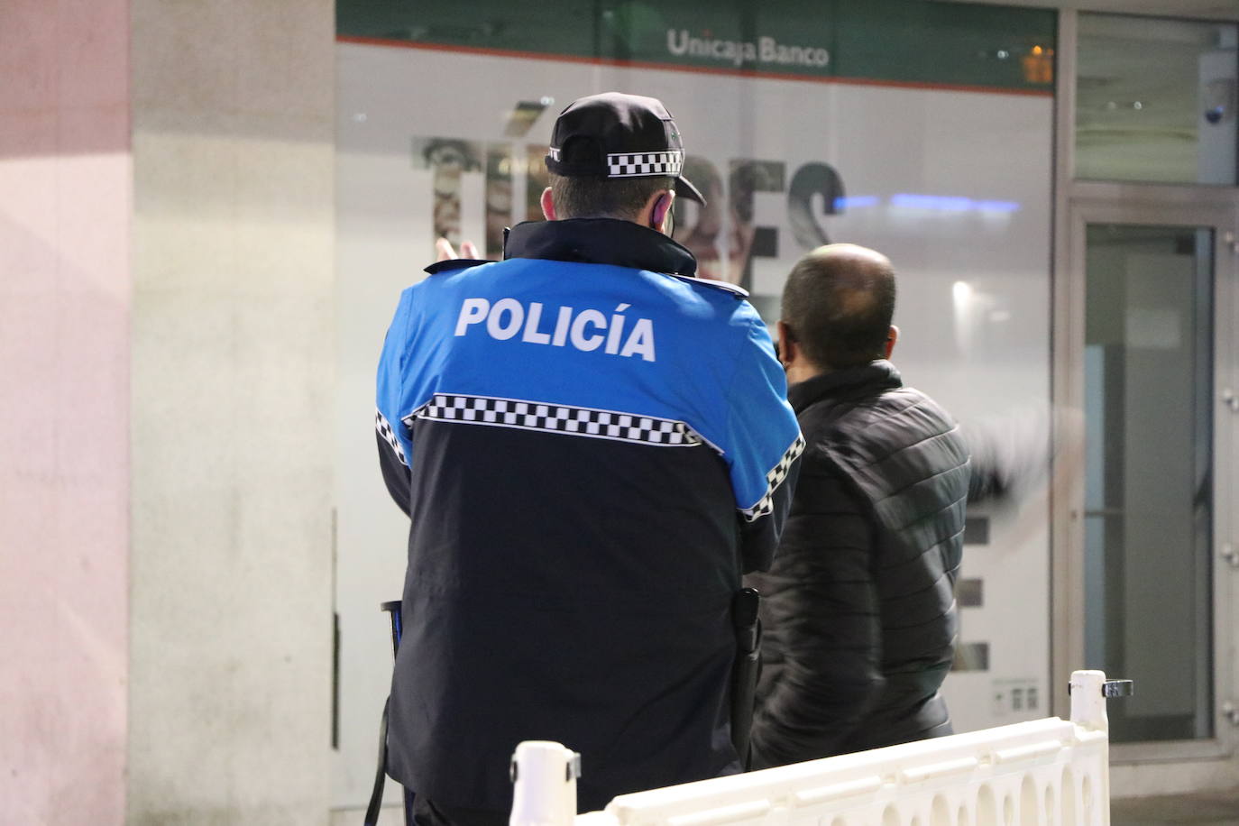 La población tiene prohibido salir de sus casas hasta las seis de la mañana