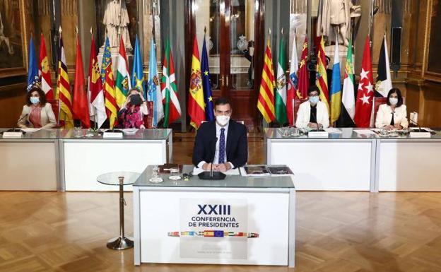 Pedro Sánchez junto a las ministras María Jesús Montero, Nadia Calviño, Arancha González Laya y Carolina Darias.