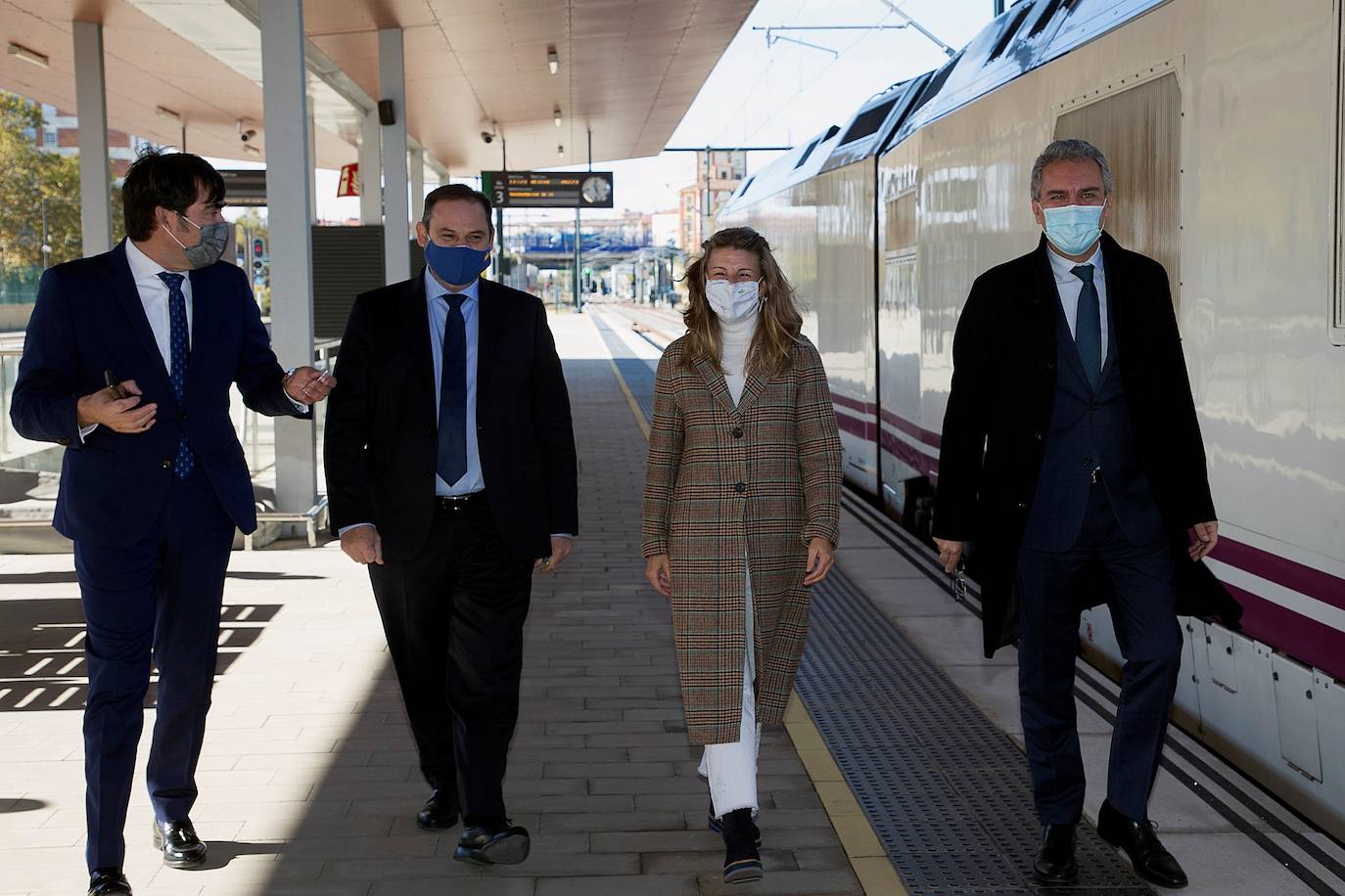 El ministro de Transportes, Movilidad y Agenda Urbana, José Luis Ábalos (2i), junto a la ministra de Trabajo y Economía Social, Yolanda Díaz, antes de comenzar el recorrido inaugural de tramo Zamora-Pedralba de la Pradería, perteneciente a la Línea de Alta Velociad (LAV) Madrid-Galicia. 