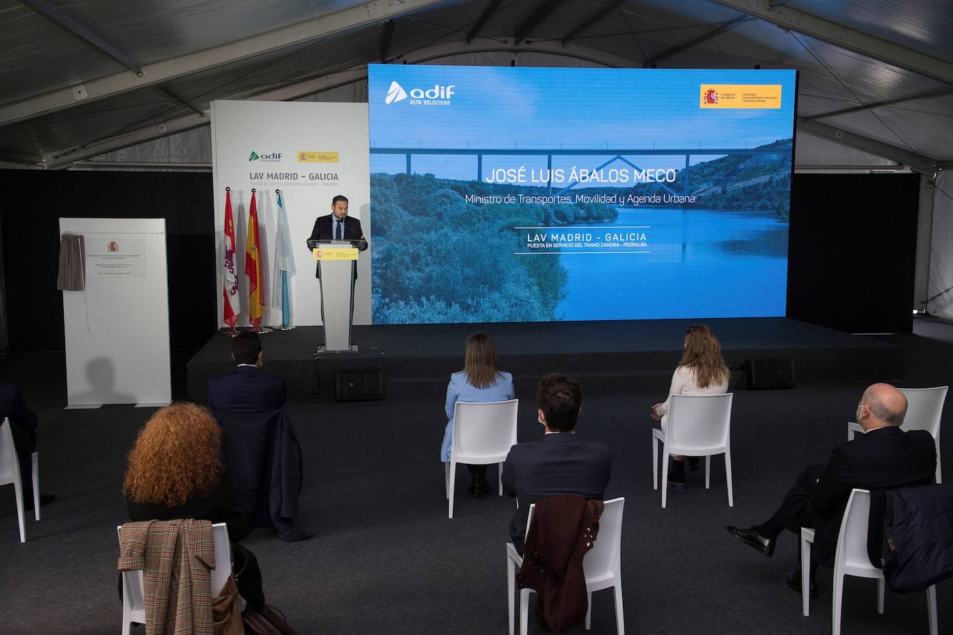 El ministro de Transportes, Movilidad y Agenda Urbana, José Luis Ábalos (2i), junto a la ministra de Trabajo y Economía Social, Yolanda Díaz, antes de comenzar el recorrido inaugural de tramo Zamora-Pedralba de la Pradería, perteneciente a la Línea de Alta Velociad (LAV) Madrid-Galicia. 