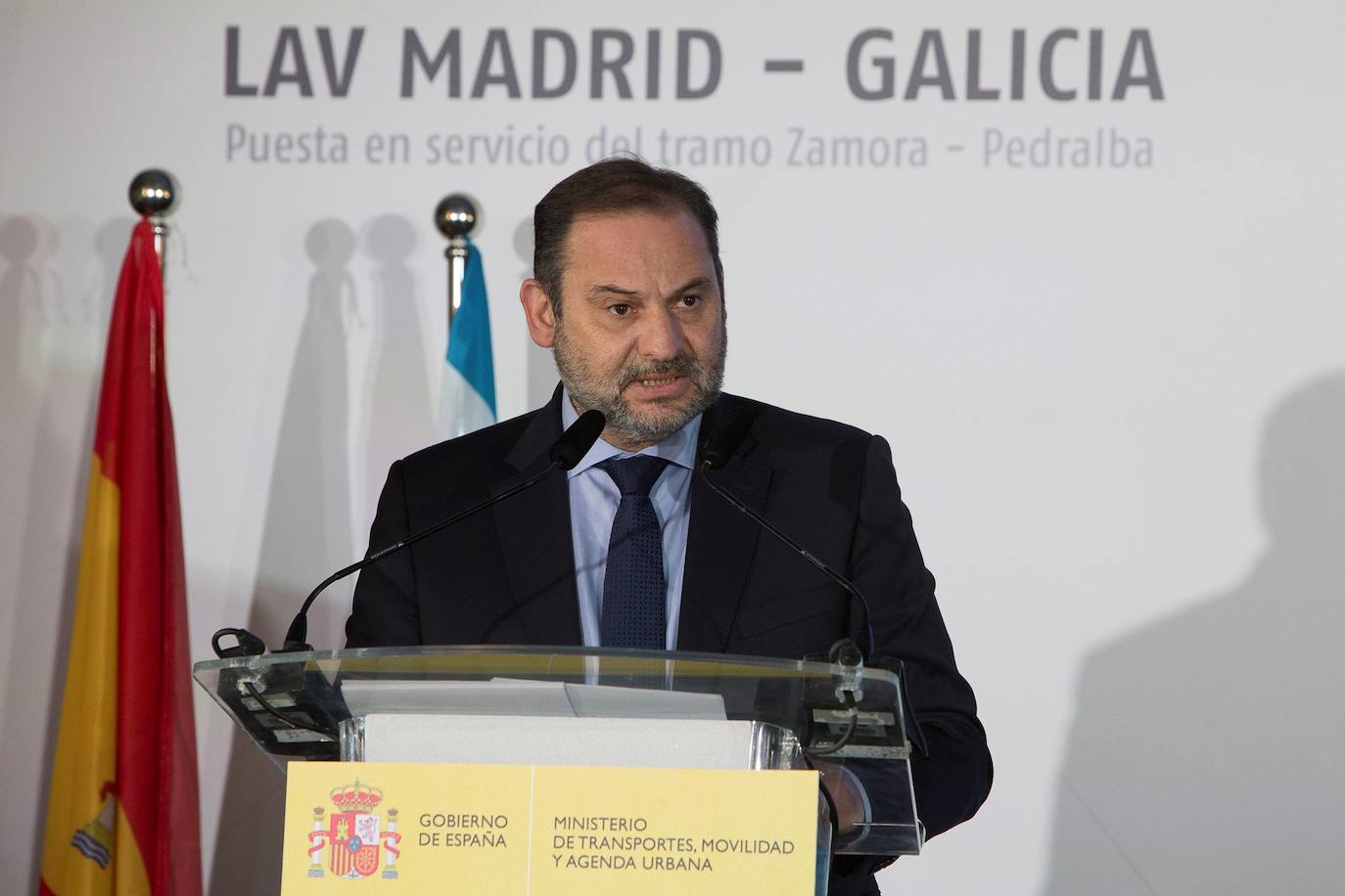 El ministro de Transportes, Movilidad y Agenda Urbana, José Luis Ábalos (2i), junto a la ministra de Trabajo y Economía Social, Yolanda Díaz, antes de comenzar el recorrido inaugural de tramo Zamora-Pedralba de la Pradería, perteneciente a la Línea de Alta Velociad (LAV) Madrid-Galicia. 