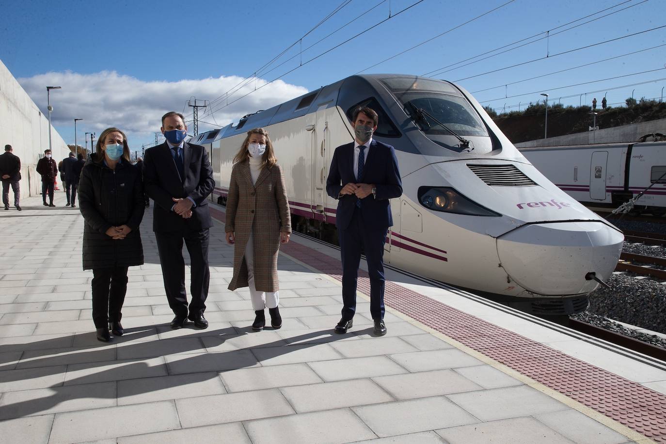 El ministro de Transportes, Movilidad y Agenda Urbana, José Luis Ábalos (2i), junto a la ministra de Trabajo y Economía Social, Yolanda Díaz, antes de comenzar el recorrido inaugural de tramo Zamora-Pedralba de la Pradería, perteneciente a la Línea de Alta Velociad (LAV) Madrid-Galicia. 