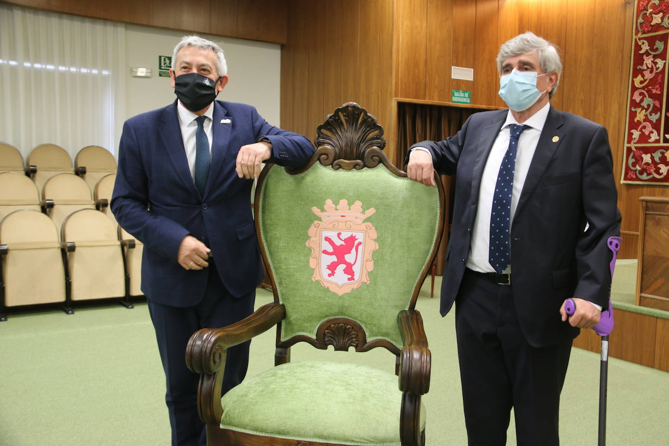 El rector de la Universidad de León, Juan Francisco García Marín, y el rector de la Universidad de Oviedo Santiago García Granda han escenificado este martes la unión que conllevará más acciones en territorio asturiano.