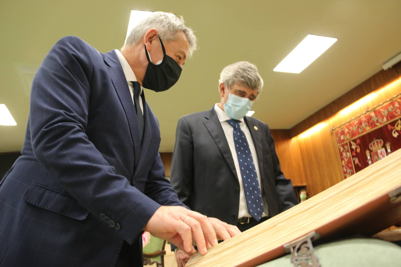 El rector de la Universidad de León, Juan Francisco García Marín, y el rector de la Universidad de Oviedo Santiago García Granda han escenificado este martes la unión que conllevará más acciones en territorio asturiano.