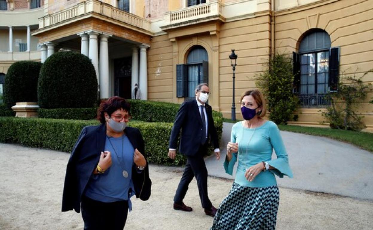 El expresidente de la Generalitat, Quim Tora, junto a la expresidenta del Parlament, Carme Forcadell (d) y la exconsellera Dolors Bassa 