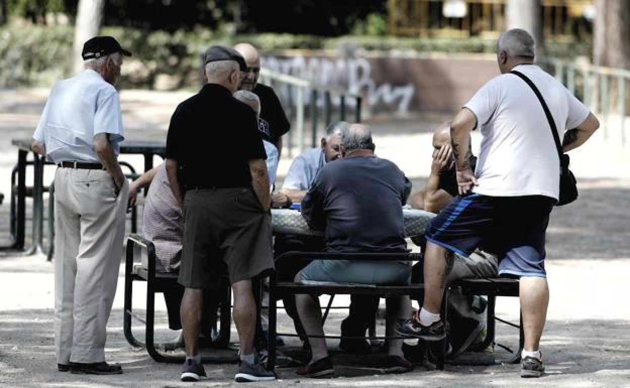 Un grupo de pensionistas juega en un parque.