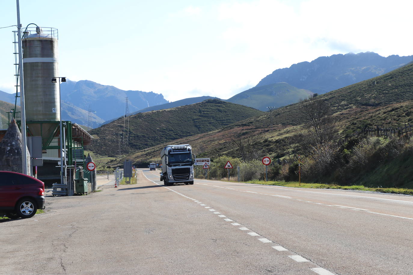 El paso entre León y Asturias se vacía con un Principado confinado