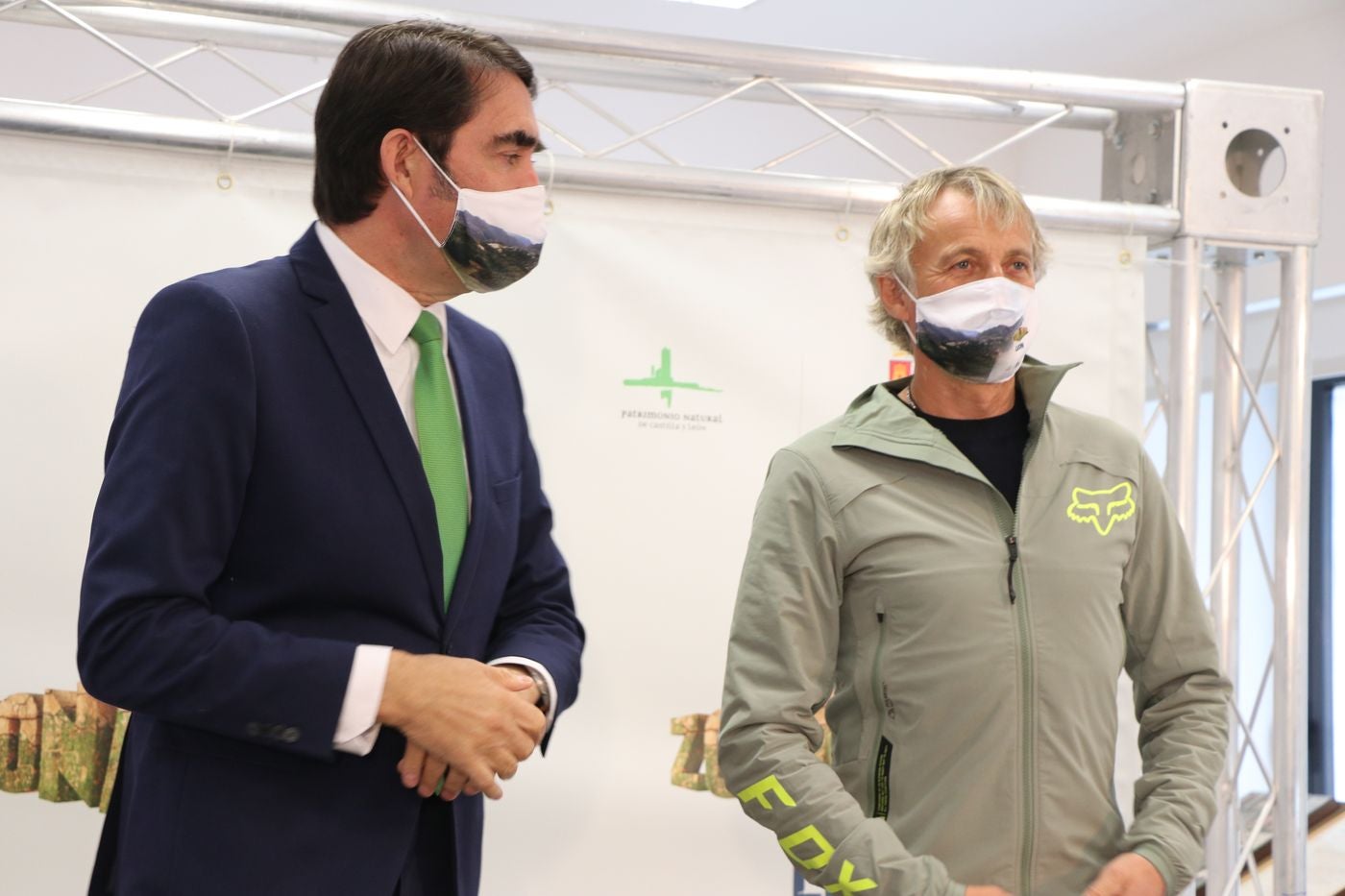 Jesús Calleja lanza el proyecto 'Zona Alfa León' con una inversión de 1,2 millones de euros. Abarcará 320 kilómetros en municipios de La Robla, Carrocera y La Pola. El proyecto, respaldado económicamente por la consejería de Fomento, girará sobre un trazado de más de 300 kilómetros para bicis de montaña y tendrá un impacto económico de 8 millones de euros y 85.000 visitantes al año.