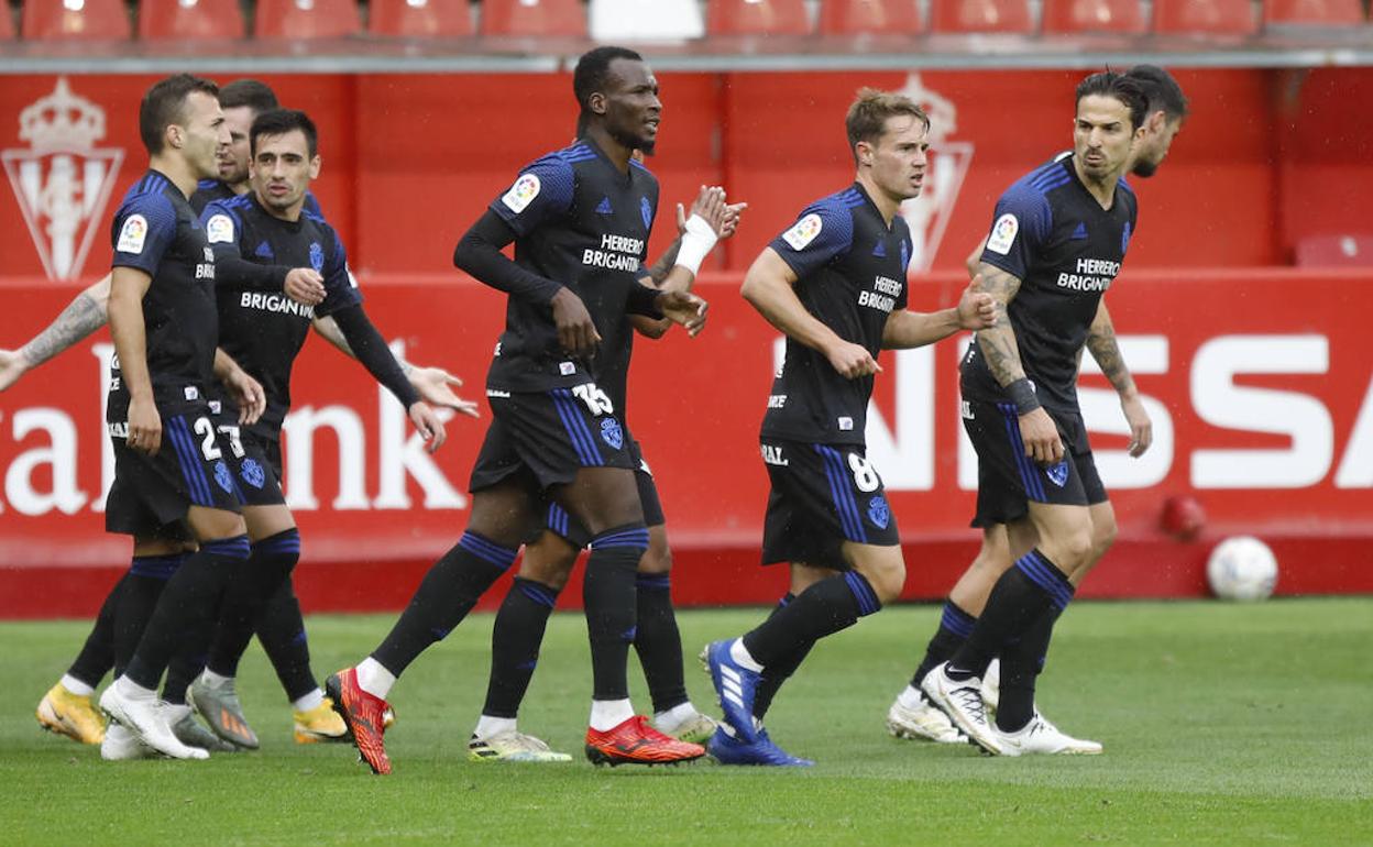 Los jugadores de la Deportiva, en el partido ante el Sporting.