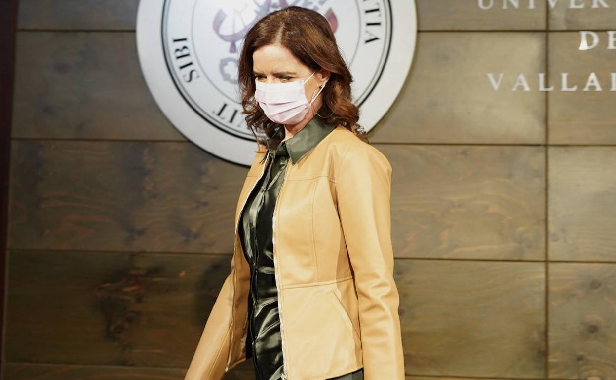 La consejera de Empleo e Industria, Ana Carlota Amigo, firma el convenio por el que la Junta se incorpora a la Cátedra de Innovación para el Comercio de la UVa.