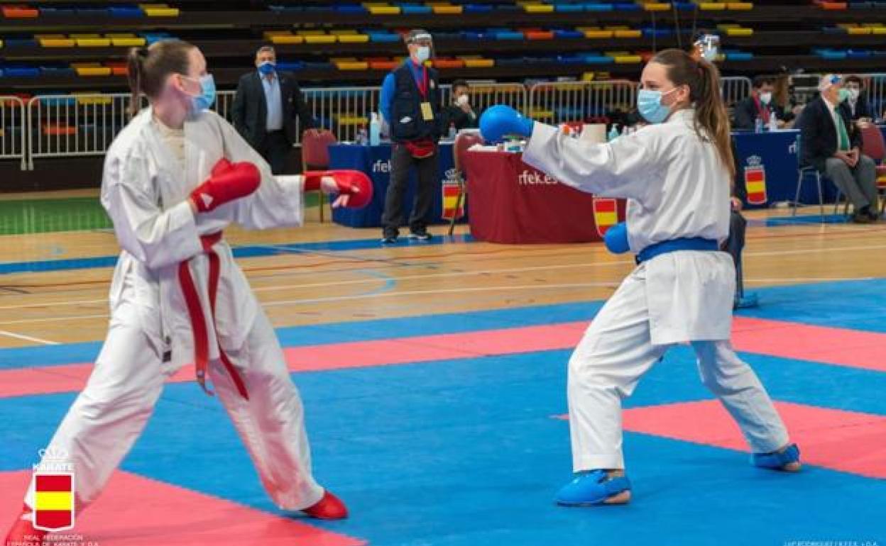 Tania Fernández, de color azul, durante un combate.