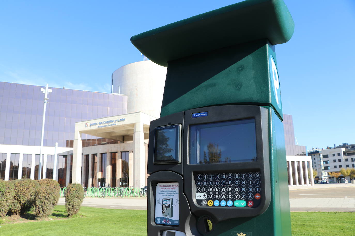 Nueva zona ORA en la explanada de la Junta. 