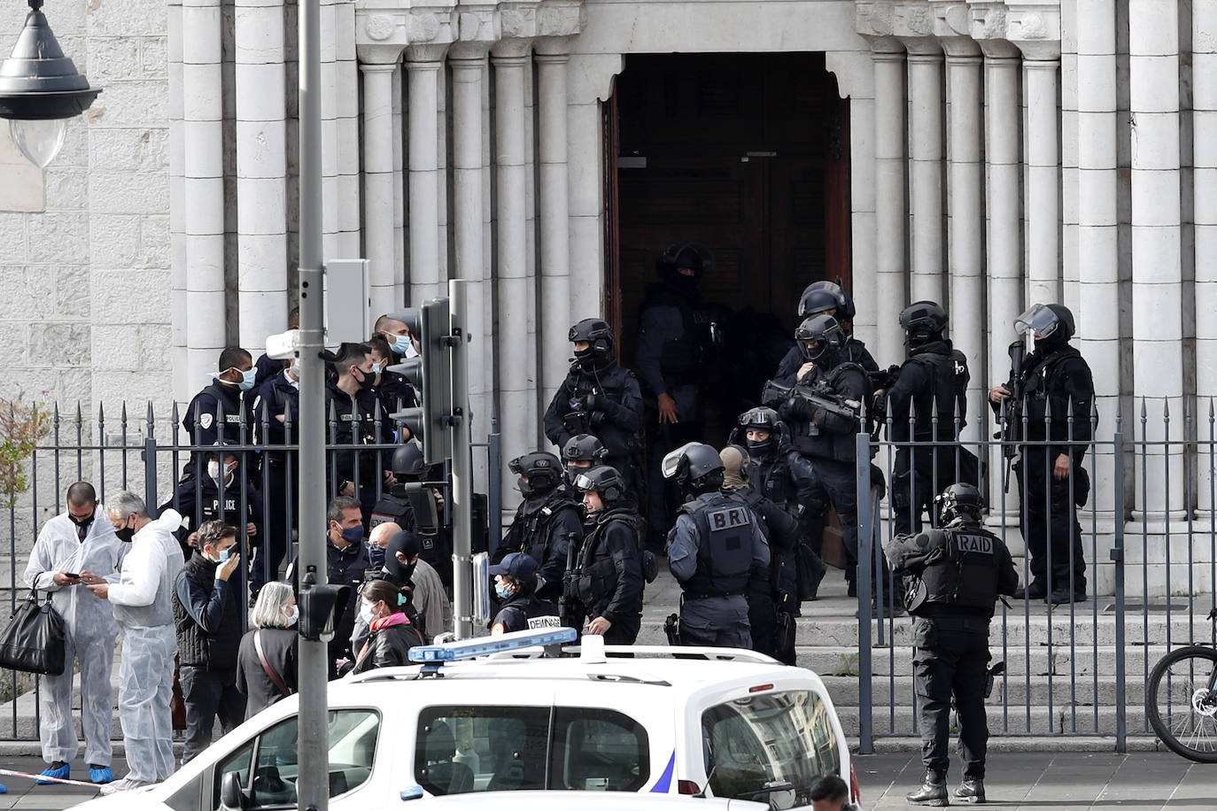 Tres personas murieron, al menos una de ellas degollada, este jueves en un ataque con cuchillo en una iglesia en pleno corazón de Niza, en el sureste de Francia, sacudida nuevamente tras la decapitación de un profesor a manos de un islamista hace dos semanas.