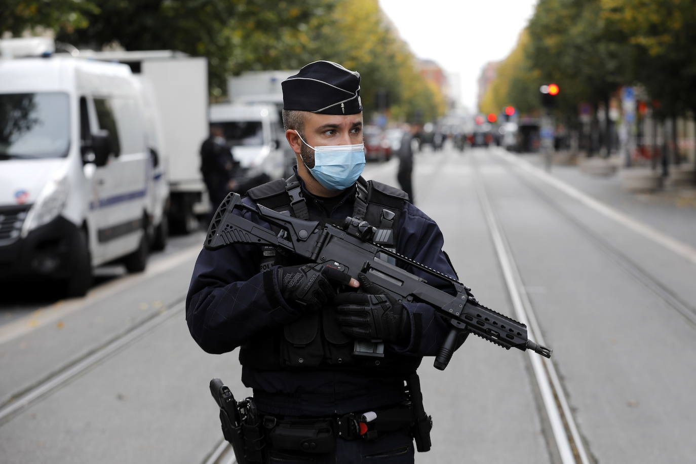 Tres personas murieron, al menos una de ellas degollada, este jueves en un ataque con cuchillo en una iglesia en pleno corazón de Niza, en el sureste de Francia, sacudida nuevamente tras la decapitación de un profesor a manos de un islamista hace dos semanas.