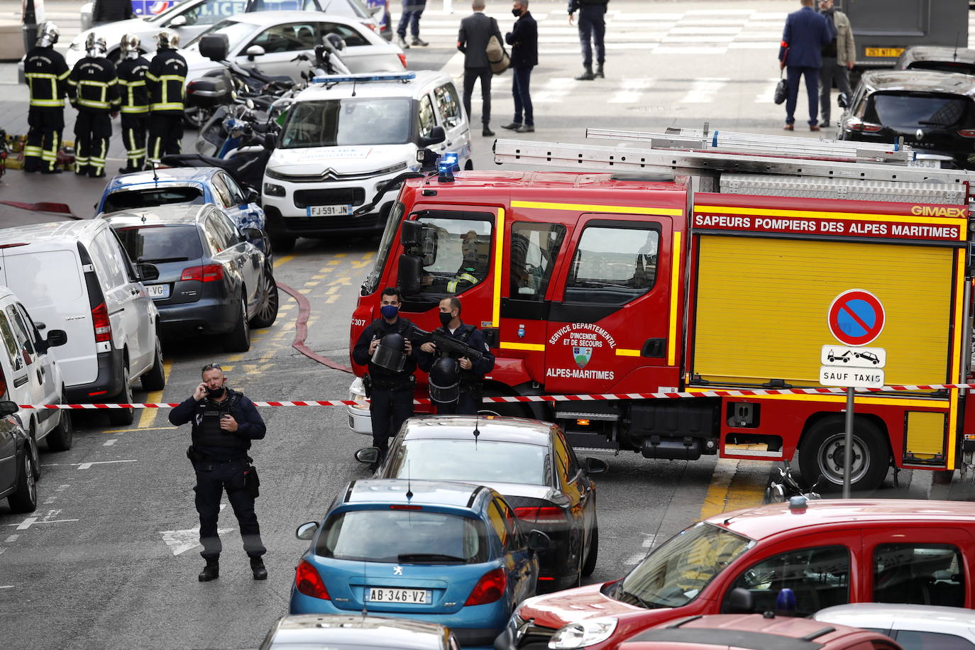 Tres personas murieron, al menos una de ellas degollada, este jueves en un ataque con cuchillo en una iglesia en pleno corazón de Niza, en el sureste de Francia, sacudida nuevamente tras la decapitación de un profesor a manos de un islamista hace dos semanas.