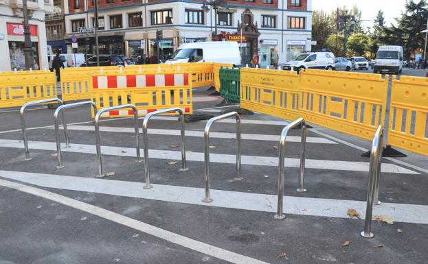 Ordoño II 'abraza' la bicicleta: la obra se centra en instalar los nuevos aparcamientos, ubicados en toda la vía