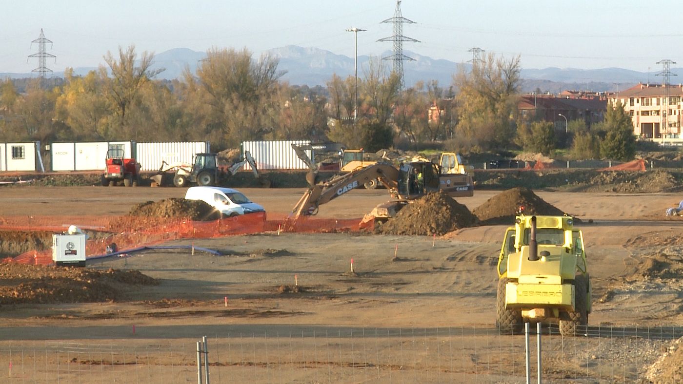 El nuevo centro comercial 'Reino de León', de la mano de la promotora Bogaris, ha comenzado a mostrar esta semana los pilares que servirán para dar cobertura estructural al futuro complejo. Tras una inversión superior a los diez millones de euros abrirá sus puertas en primavera del 2021