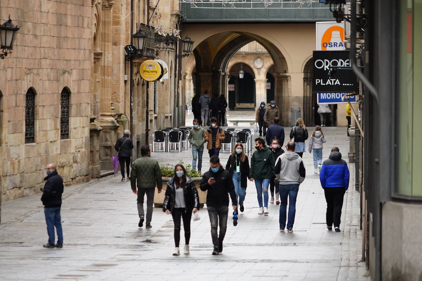 Varias personas caminando por Salamanca. 