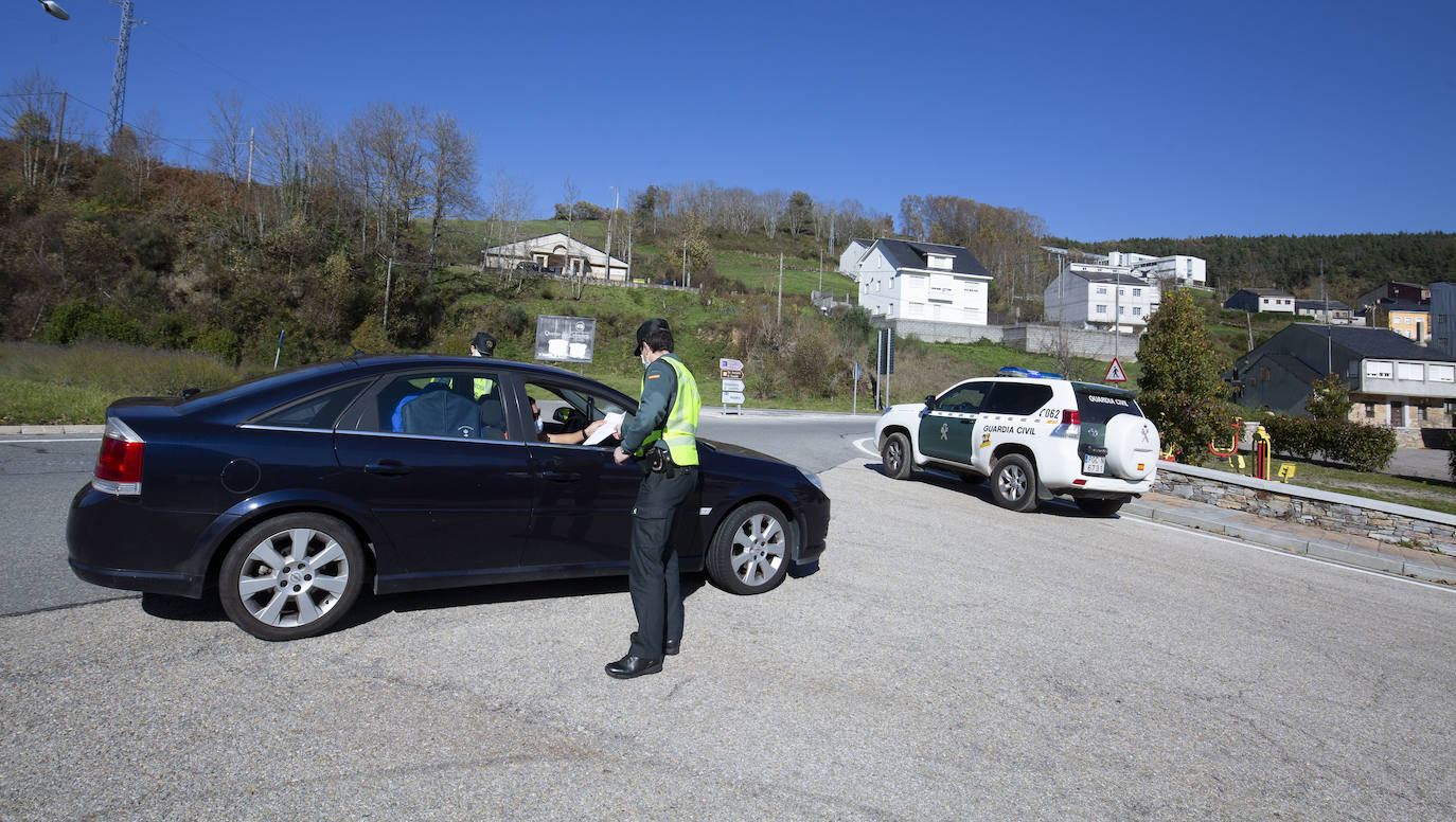 Control de la Guardia Civil en la localidad gallega de Piedrafita do Cebreiro (Lugo), limítrofe con la provincia de León, durante el cierre perimetral de la comunidad. 