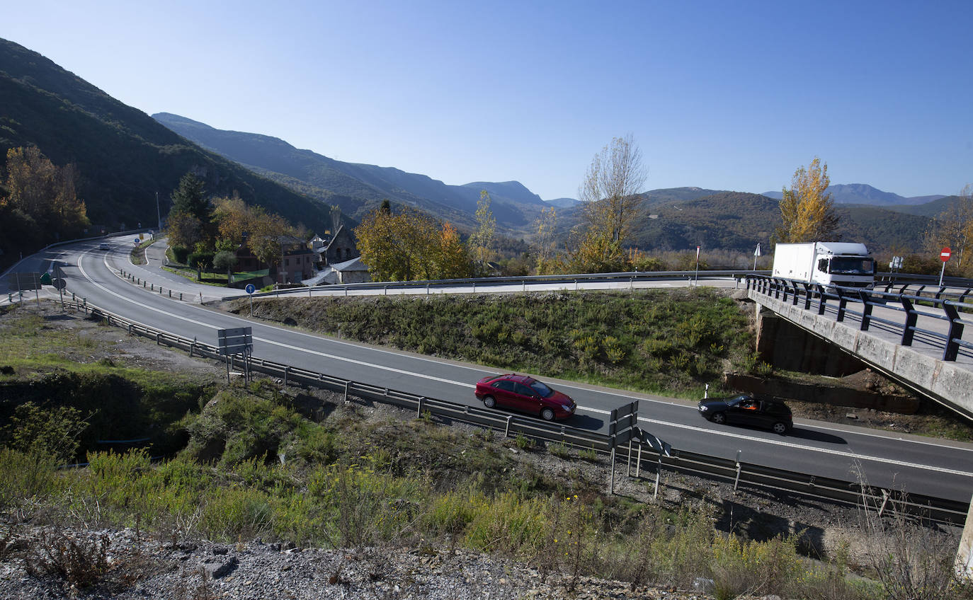 Control de la Guardia Civil en la localidad gallega de Piedrafita do Cebreiro (Lugo), limítrofe con la provincia de León, durante el cierre perimetral de la comunidad. 