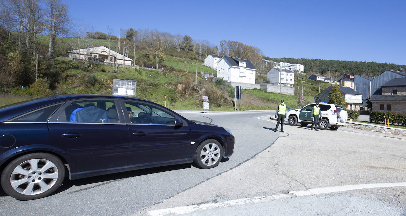 Control de la Guardia Civil en la localidad gallega de Piedrafita do Cebreiro (Lugo), limítrofe con la provincia de León, durante el cierre perimetral de la comunidad. 