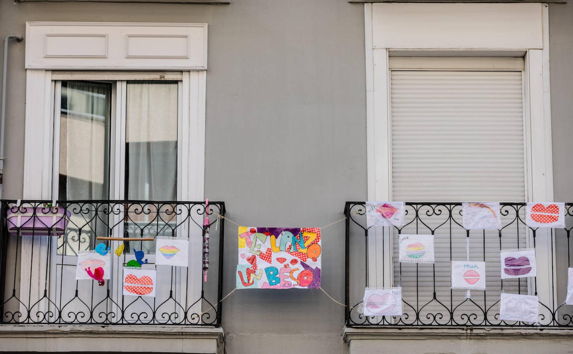 Balcones con carteles de ánimo durante el confinamiento.