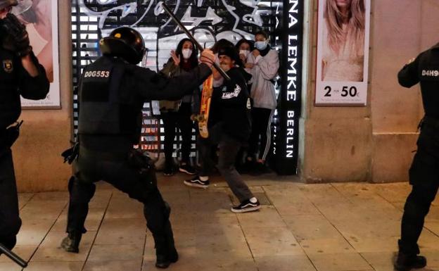 Las restricciones desatan la violencia en Barcelona.