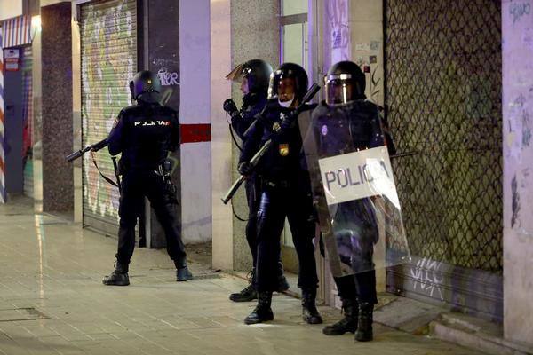 Fotos: La concentración contra las medidas anticovid acaba en batalla campal en Gamonal