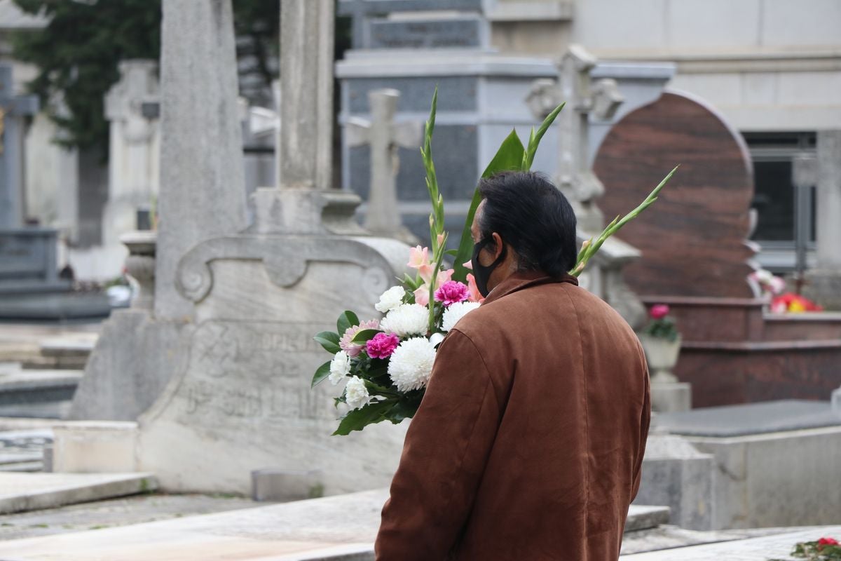 Fotos: Víspera de Todos los Santos en el cementerio de León