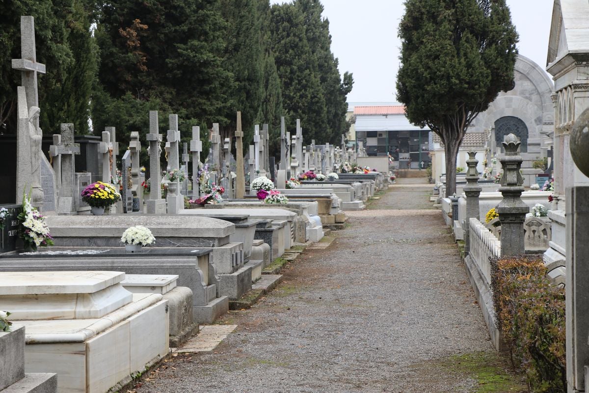 Fotos: Víspera de Todos los Santos en el cementerio de León