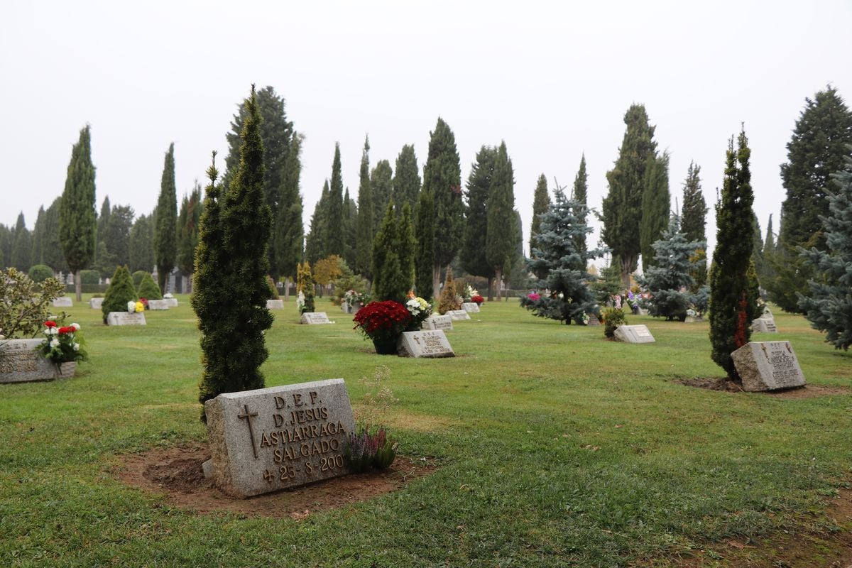 Fotos: Víspera de Todos los Santos en el cementerio de León