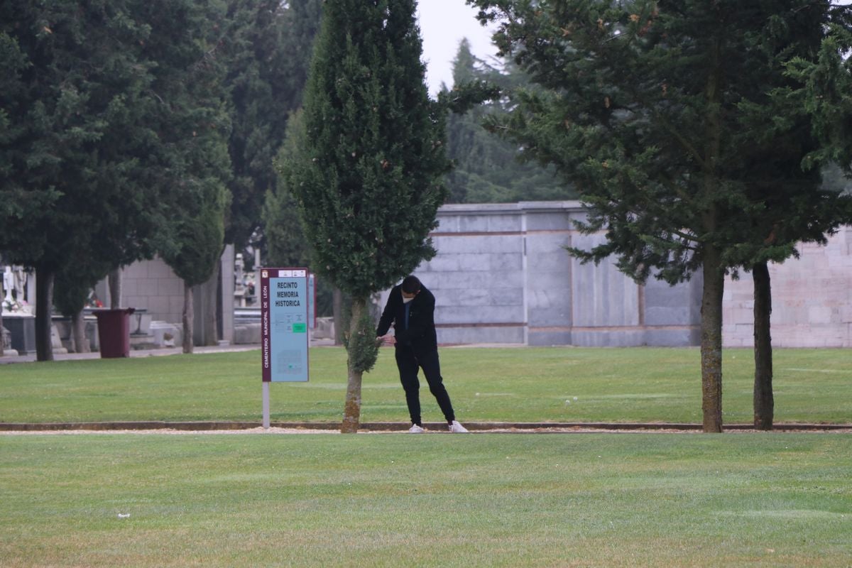 Fotos: Víspera de Todos los Santos en el cementerio de León