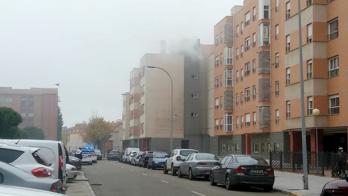 Los bomberos de León intervienen en un fuego declarado en una vivienda en el barrio de Eras de Renueva este sábado.