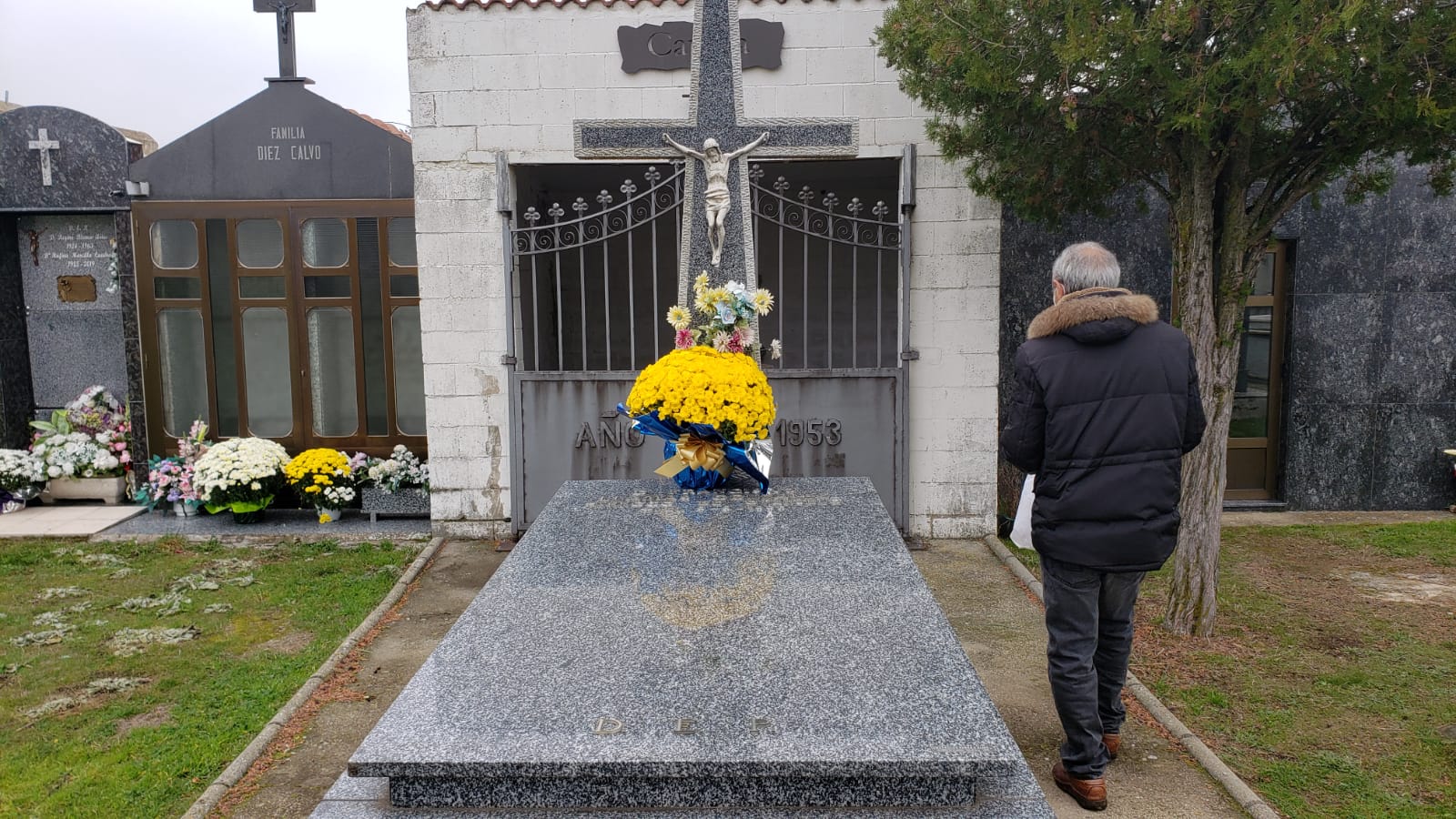 Fotos: Distancia y aforo reducido en los cementerios de la provincia