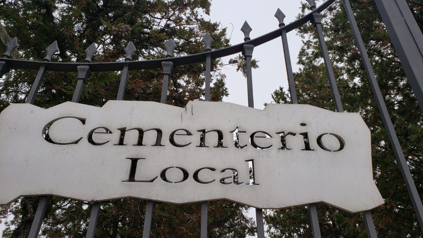 Fotos: Distancia y aforo reducido en los cementerios de la provincia