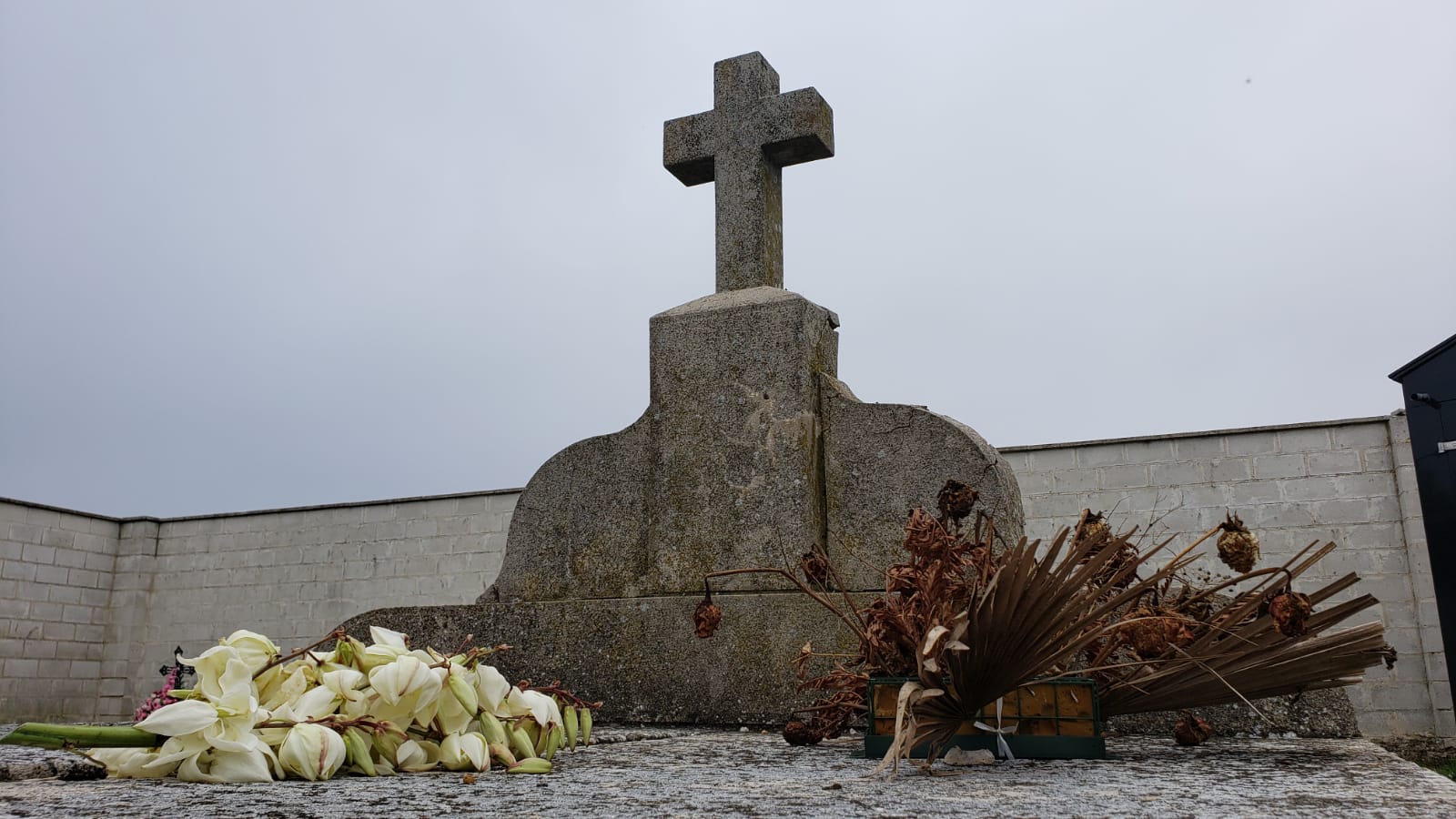 Fotos: Distancia y aforo reducido en los cementerios de la provincia