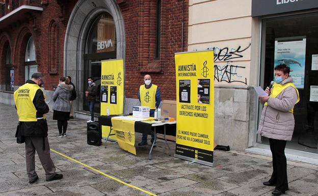 Acción de Amnistía Internacional en León para denunciar la trata de personas.