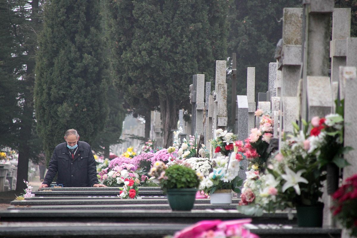 Los leoneses se han acercado hasta el cementerio de Puente Castro en este Día de Todos los Santos