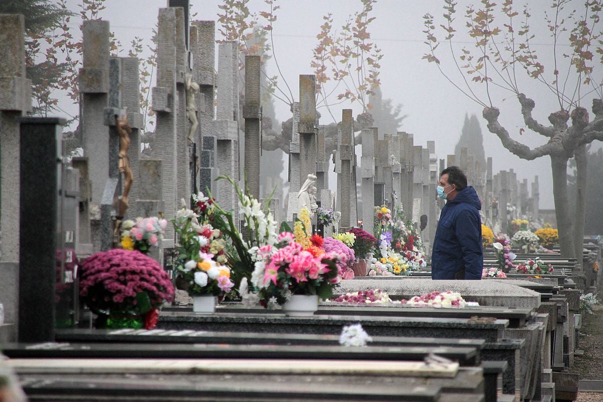 Los leoneses se han acercado hasta el cementerio de Puente Castro en este Día de Todos los Santos