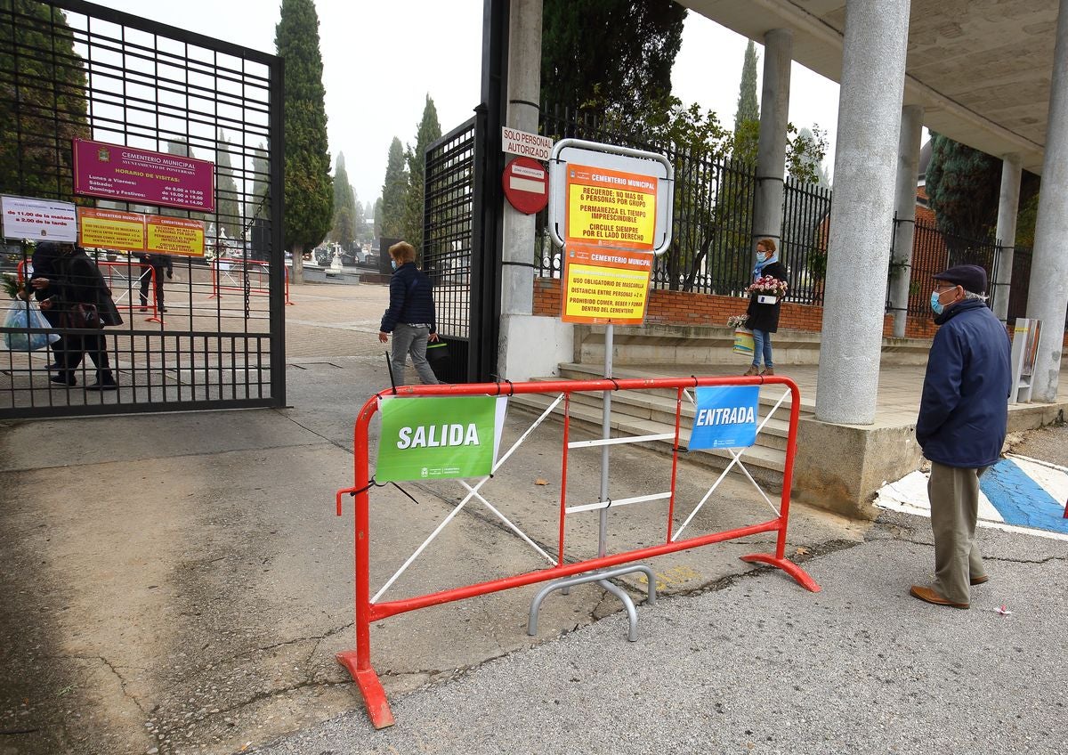 El Cementerio Municipal de Ponferrada ha recibido la visita de todos los vecinos que han querido ir a mostrar sus respetos a sus difuntos.