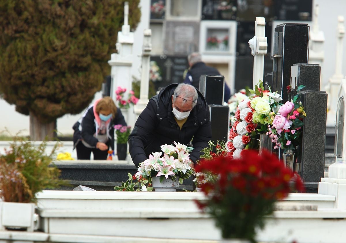 El Cementerio Municipal de Ponferrada ha recibido la visita de todos los vecinos que han querido ir a mostrar sus respetos a sus difuntos.