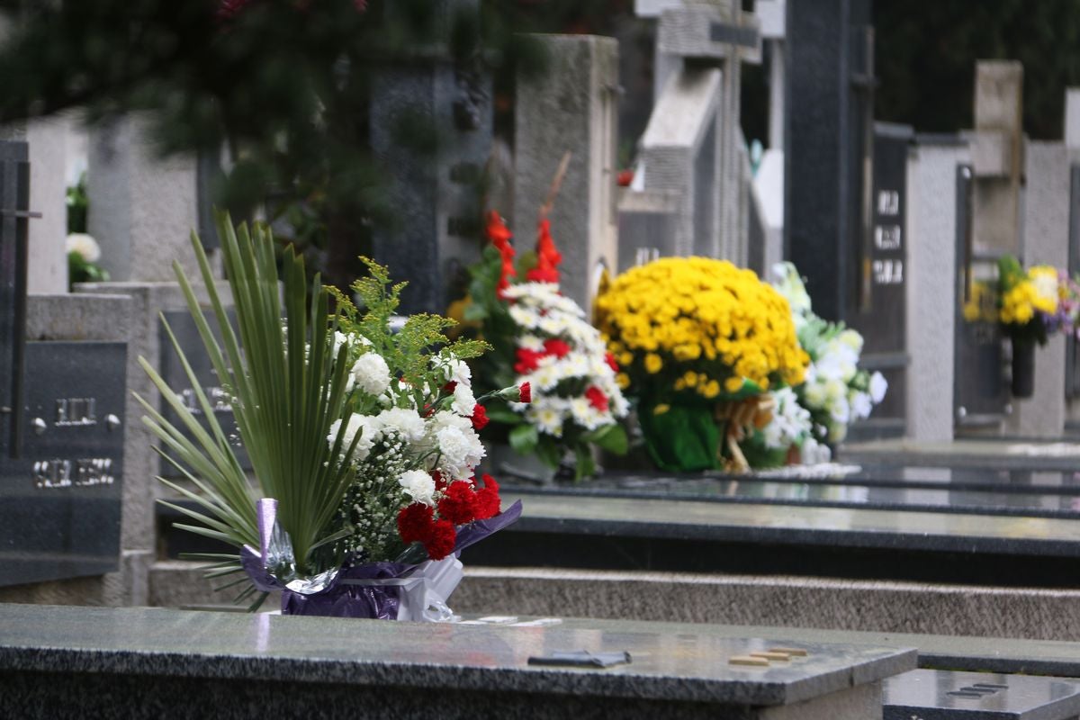 Los leoneses se han acercado hasta el cementerio de Puente Castro en este Día de Todos los Santos