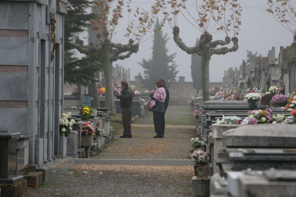 Los leoneses se han acercado hasta el cementerio de Puente Castro en este Día de Todos los Santos