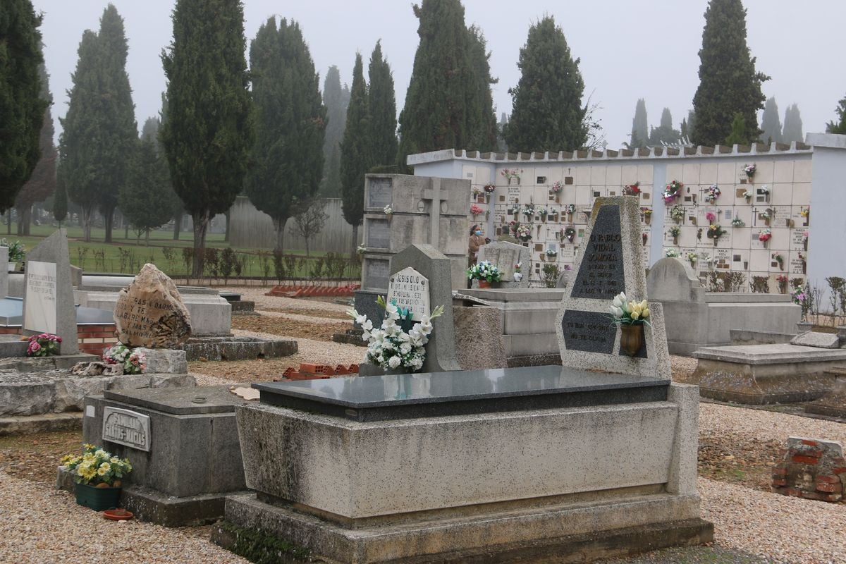 Los leoneses se han acercado hasta el cementerio de Puente Castro en este Día de Todos los Santos