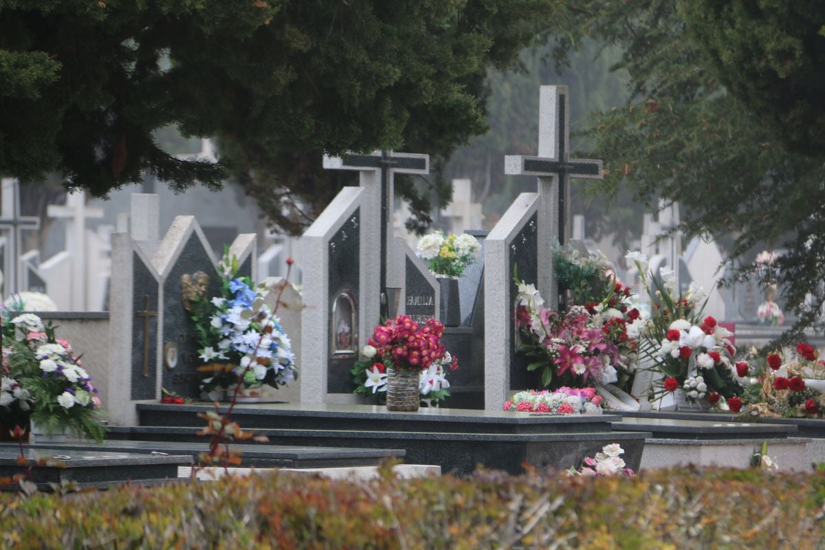 Los leoneses se han acercado hasta el cementerio de Puente Castro en este Día de Todos los Santos