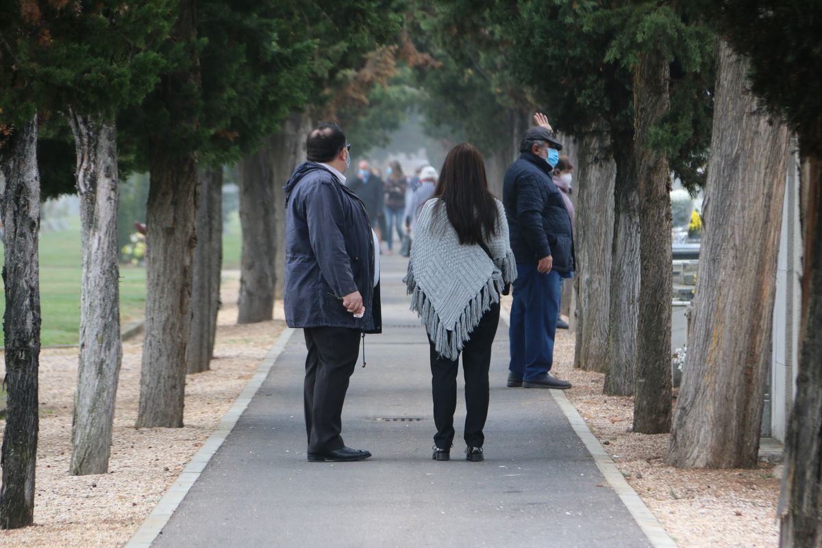 Los leoneses se han acercado hasta el cementerio de Puente Castro en este Día de Todos los Santos