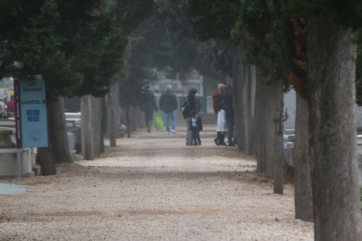 Los leoneses se han acercado hasta el cementerio de Puente Castro en este Día de Todos los Santos