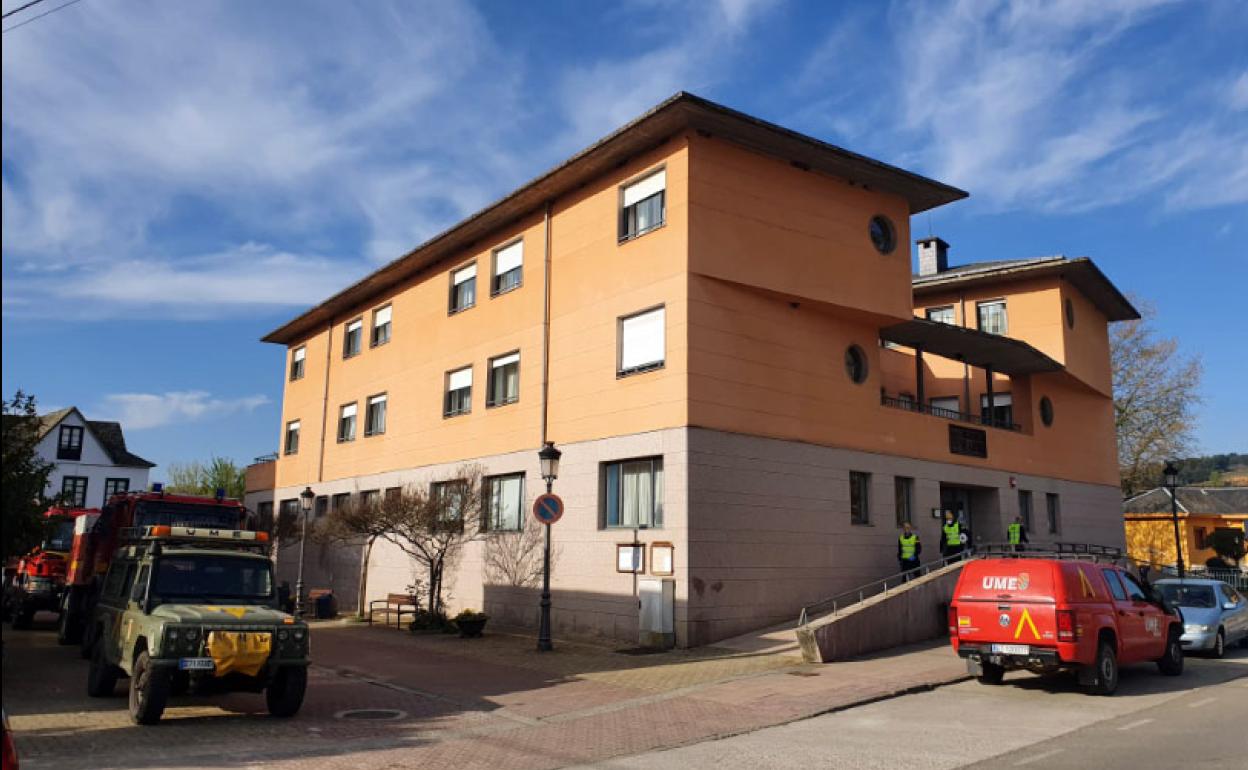 Imagen de archivo de la UME, que colaboró con tareas de desinfección en la residencia El Camino de Cacabelos en el mes de marzo.