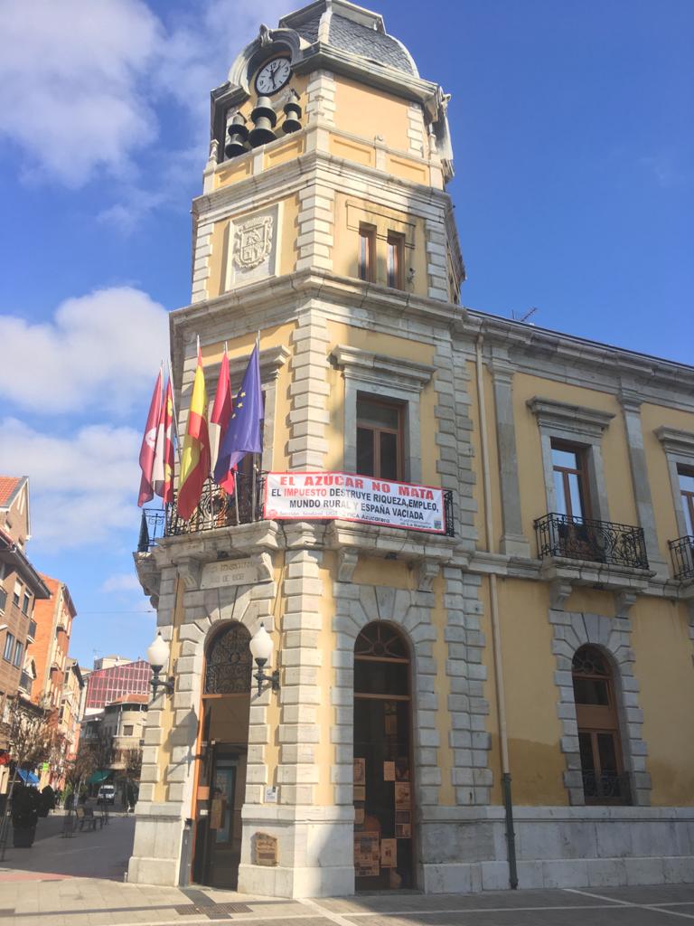 Fachada del Ayuntamiento de La Bañeza en la que se puede ver una pancarta apoyando al sector azucarero.